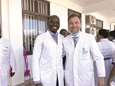 Dr. Henke zusammen mit seinem 
tansanischen Kollegen, Dr. Serventi, 
bei der feierlichen Eröffnung 
der Krebsstation des Kilimanjaro 
Christian Medical Centre in Moshi.