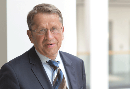 Prof. Dr. Heyo Kroemer, Vorstandsvorsitzender der Charité – Universitätsmedizin Berlin, Mitglied im Vorstand des Verbandes der Universitätsklinika Deutschlands e.V., Ehrenmitglied Vision Zero e.V.