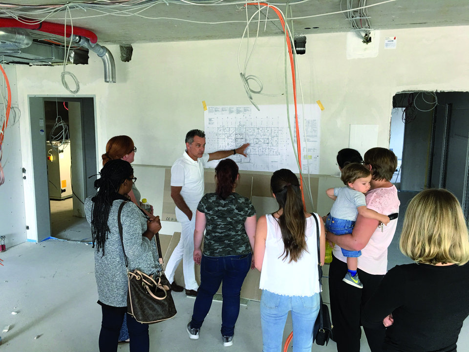 Dr. Buderer erklärt seinem Praxisteam die Baupläne für das neue MVZ in Bietigheim. 
Alle sollen sich möglichst früh mit dem Neubau identifizieren können. 