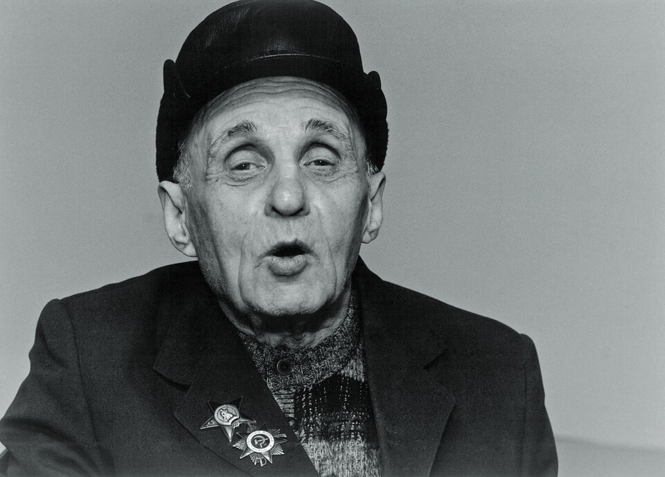 Ein sehr spät ausgesiedelter Spätaussiedler, der noch 55 Jahre nach Kriegsende beim Arztbesuch stolz seine Verdienstorden aus dem „großen vaterländischen Krieg“ präsentiert.