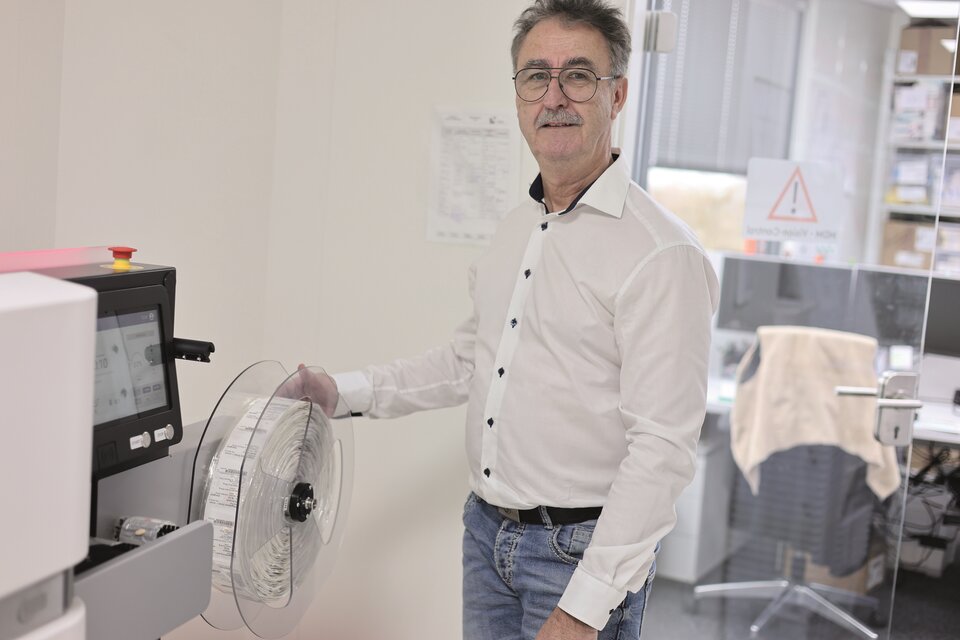 Martin Hofmann, Inhaber von Aumeas und Leiter der Aukamm-Apotheke, stellte den Prozess im Blisterzentrum vor.