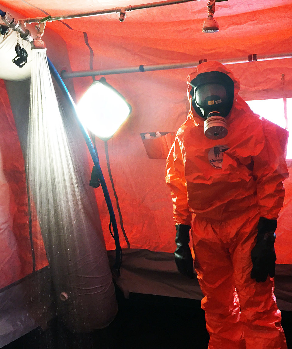 Üben der Dekontamination von Personen, nachdem – so das Szenario – ein Giftstofflabor gestürmt wurde.
