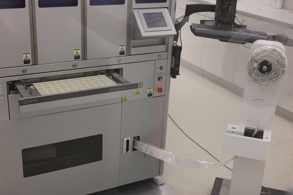 Die fertig verpackten Medikamente werden mit allen notwendigen Informationen versehen und anschließend auf einen Schlauchblister aufgerollt.