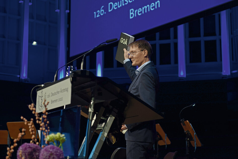 Abb. 3:  Bundesgesundheitsminister Lauterbach hatte zum Deutschen Ärztetag nicht nur gute Nachrichten mitgebracht.