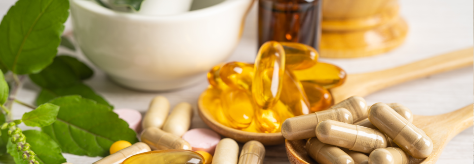 Auch eine Metaanalyse von 35 randomisierten und placebokontrollierten Studien lässt am Nutzen der routinemäßigen Selengabe bei Hashimoto zweifeln.