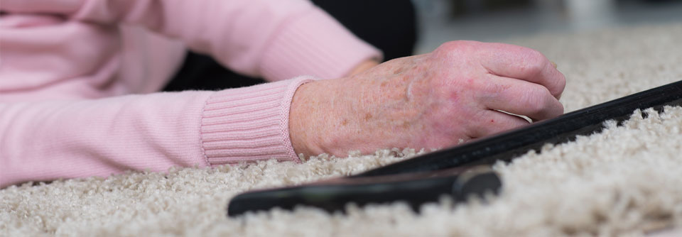 Frau liegt nach Sturz auf dem Boden